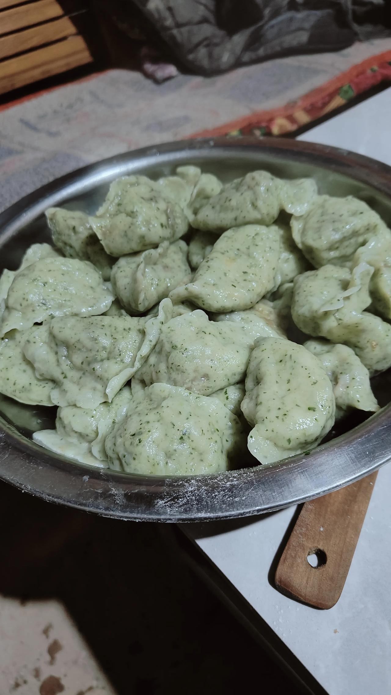 我今晚亲自包了超好吃的蔬菜面饺子！那菠菜可是和面粉在绞肉机里完美搅拌均匀的哟，这