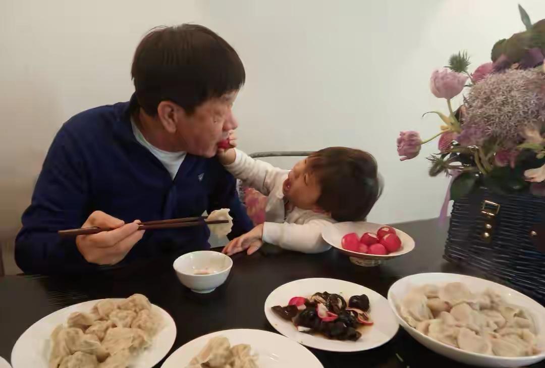 霍思燕给嗯哼铺的路，不是让他现在就有多风光，而是让他手里随时攥着几张底牌。你看他