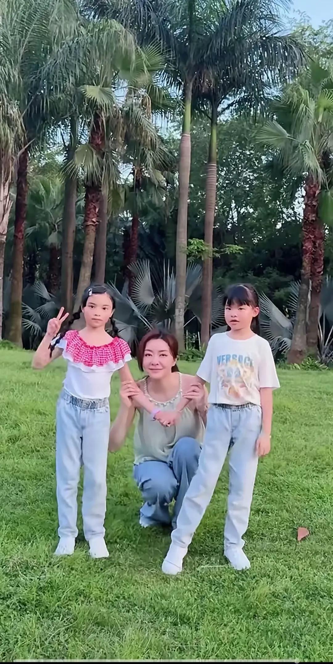熊黛林两个女儿真的是遗传了她的大长腿，未来也是棒棒的超模的身材。认真一看，一个长