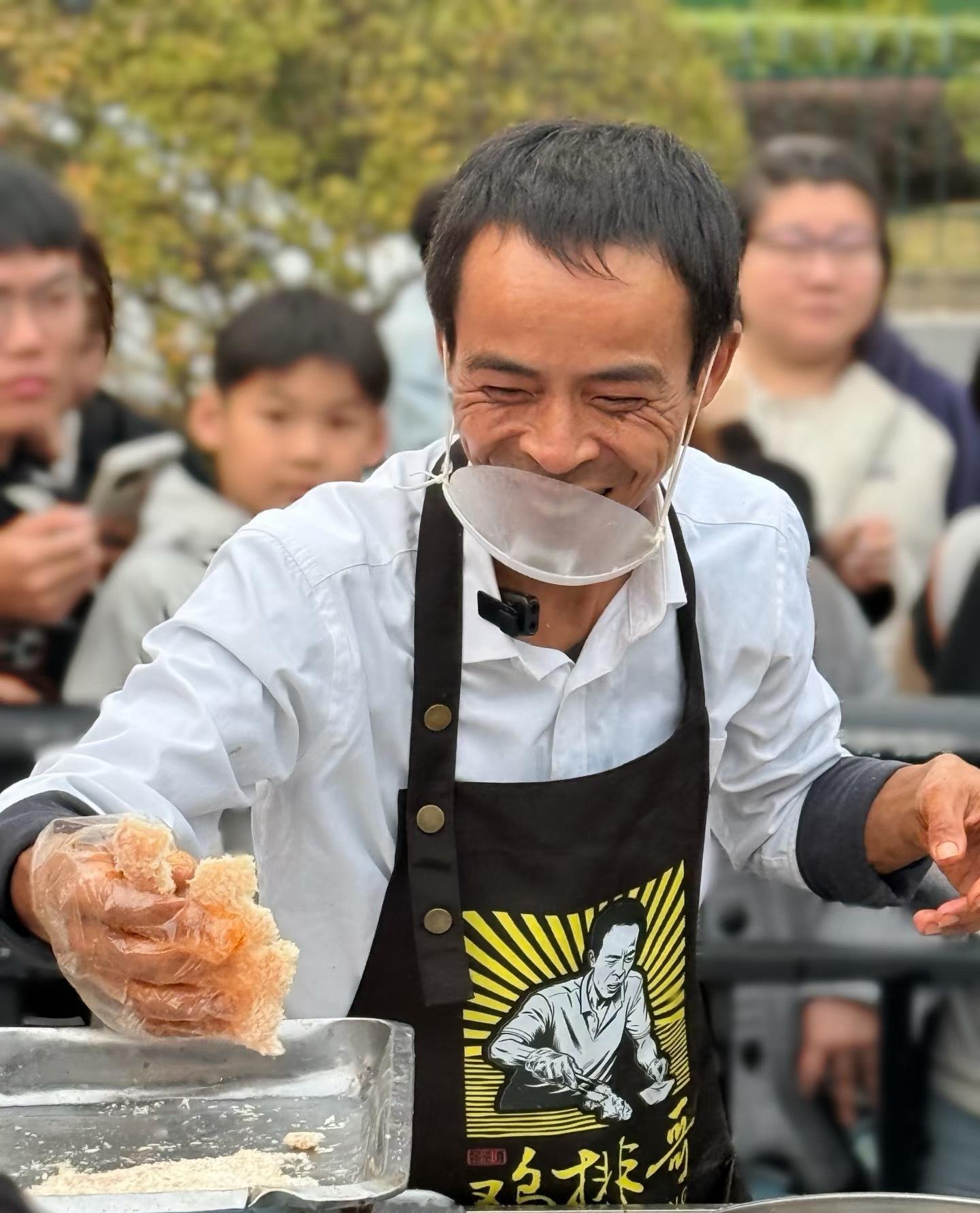 鸡排哥一夜爆火后现状鸡排哥一夜爆火后现状 景德镇的鸡排哥，一个48岁的中年男人，