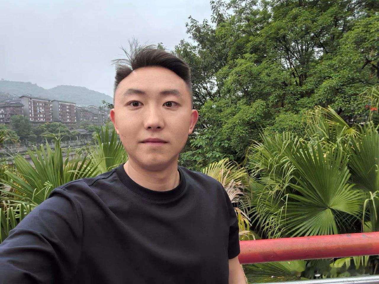 微笑生活，快乐分享，我觉得这就是对自己最好的一句话。生活里难免会有磕磕绊绊，就像