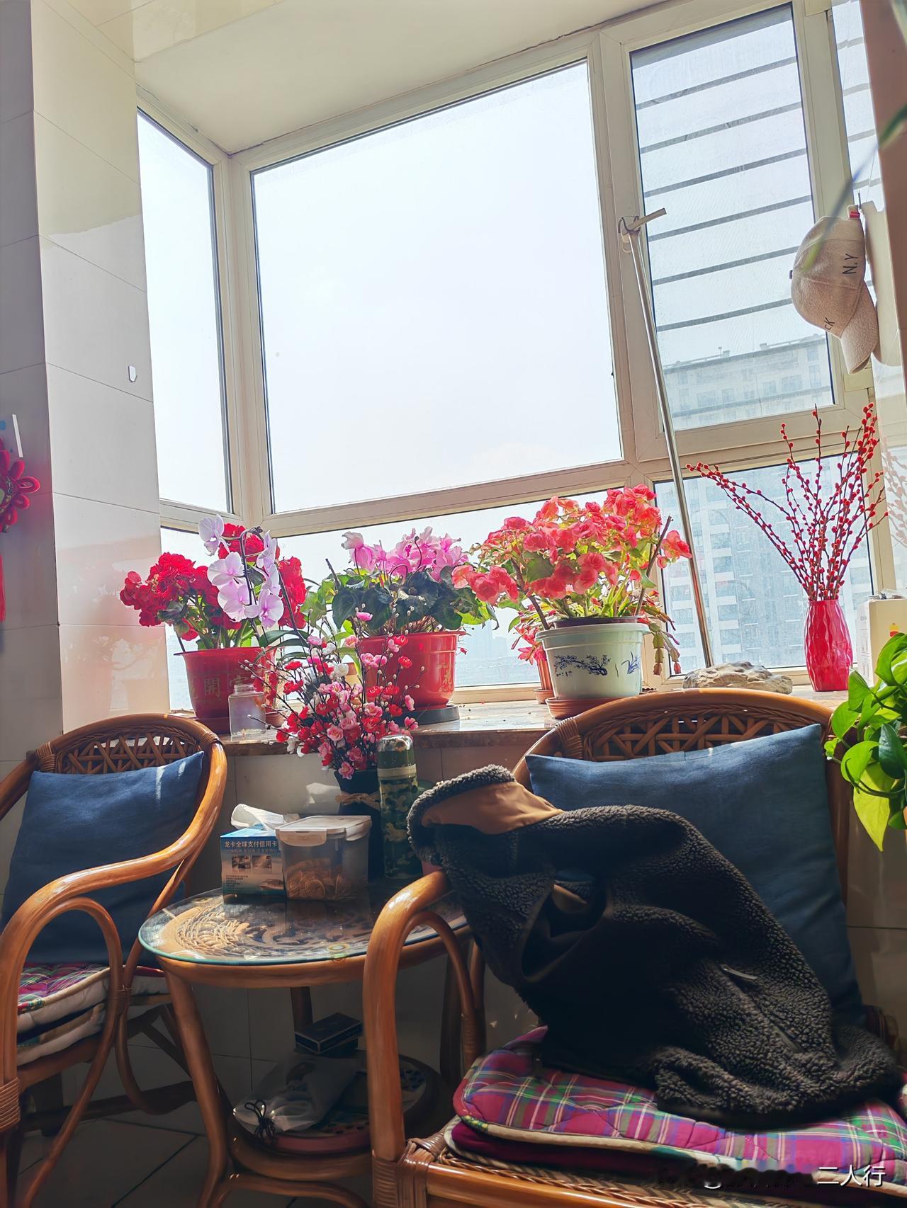 今天来养老院陪爸妈。

我进屋的时候，我爸已经出去遛弯了，他每天上午和下午都出去