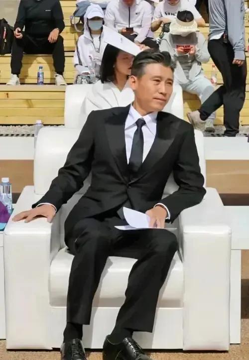 喜欢他的演技，自然幽默、不裝，特别真实，人也诚恳低调。年龄越大越有味儿，你们喜欢