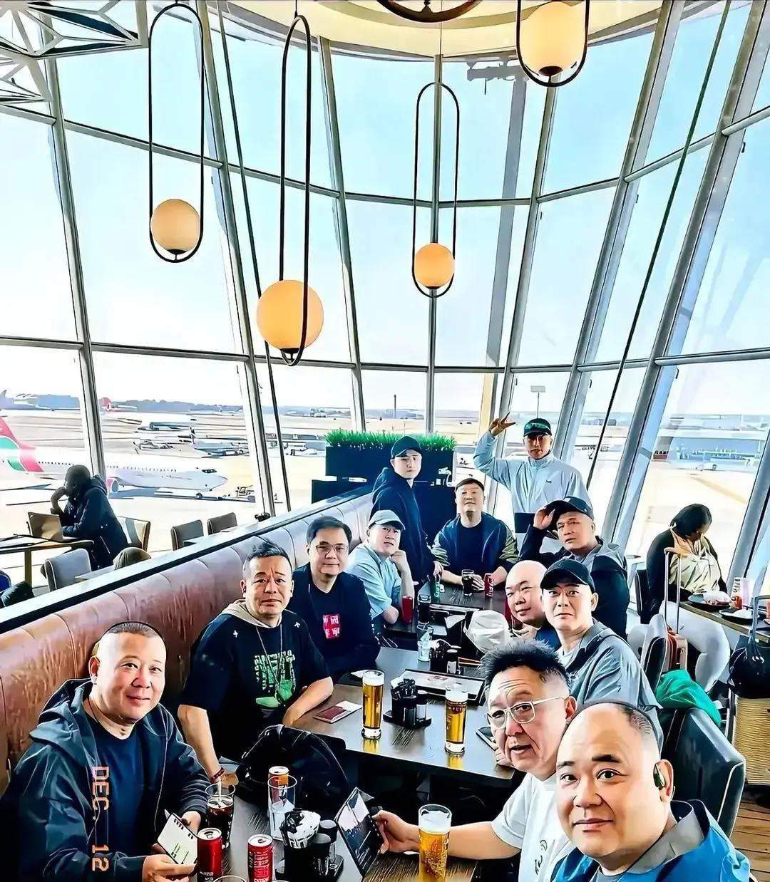 郭德纲摆饭局，谁坐哪儿就是工资条。
 
老郭正中，于谦旁边，高峰侯震贴身，这是第