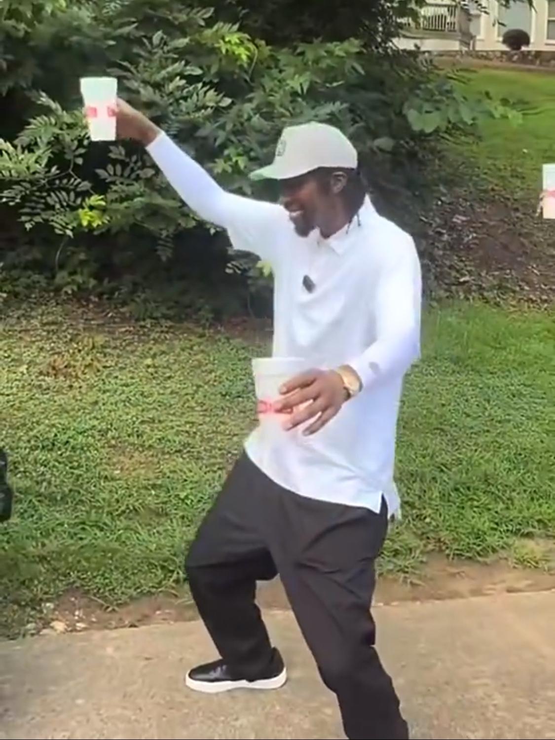 又要和詹姆斯当队友了！正在打高尔夫的波普得知即将和詹姆斯当队友之后，拿着饮料翩翩