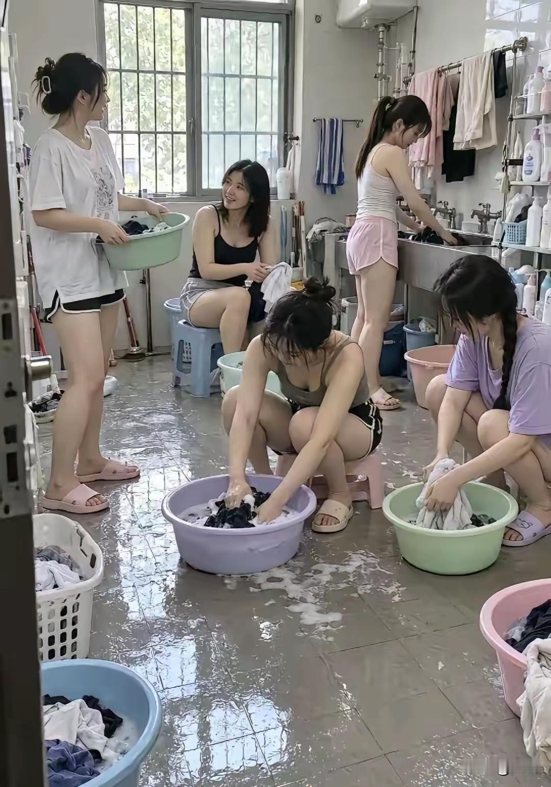五个女大学生一个守水龙头，一个占小板凳，两个蹲地上搓，还有一个端着盆巡场等接班，