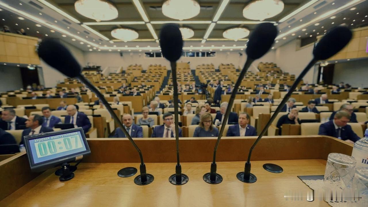 【“俄罗斯，普京，胜利”，俄罗斯议员们在第八届国家杜马全体会议的最后一次会议现场