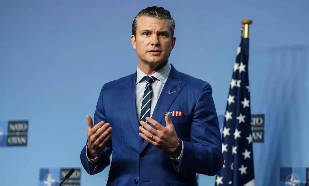 当地时间3月4日，中东冲突的关键节点，美防长赫格塞思、美最高将领凯恩在新闻发布会