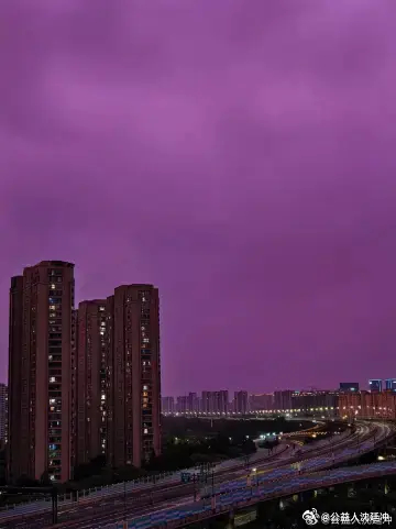 杭州红色的天空 台风巴威到来前，今天晚上杭州天空成橙紫色。 