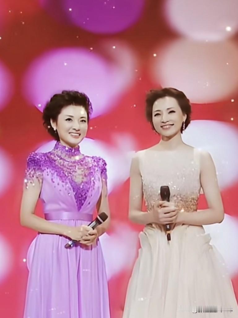 她们是央视舞台上的双璧，周涛端庄从容，稳控全场分寸感十足；董卿知性雅致，开口满是