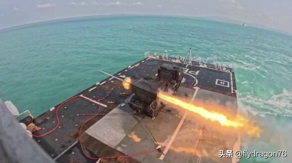 🇮🇩印尼首次在军舰甲板上试射多管火箭炮（MLRS）

印尼海军在巡逻舰 KR