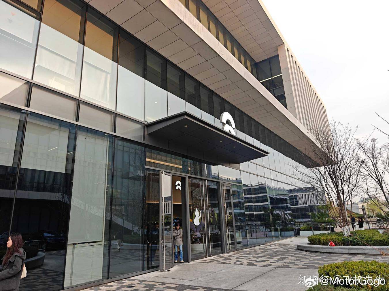 李斌昨天的专访汇总：1、换电以外的业务，包括金融保险、Niolife等加起来的利