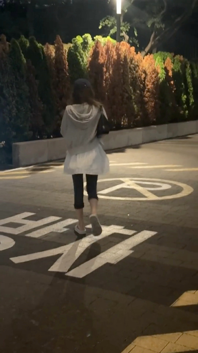 金泰妍瘦成纸片了 现在她真的做到了又瘦又唱得好，不过健康也很重要。 