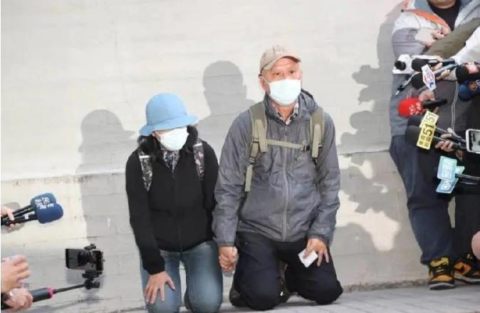 台湾车站随机攻击事件嫌犯父母首露面，公开下跪为儿子犯下的罪行道歉，受害者八旬母亲