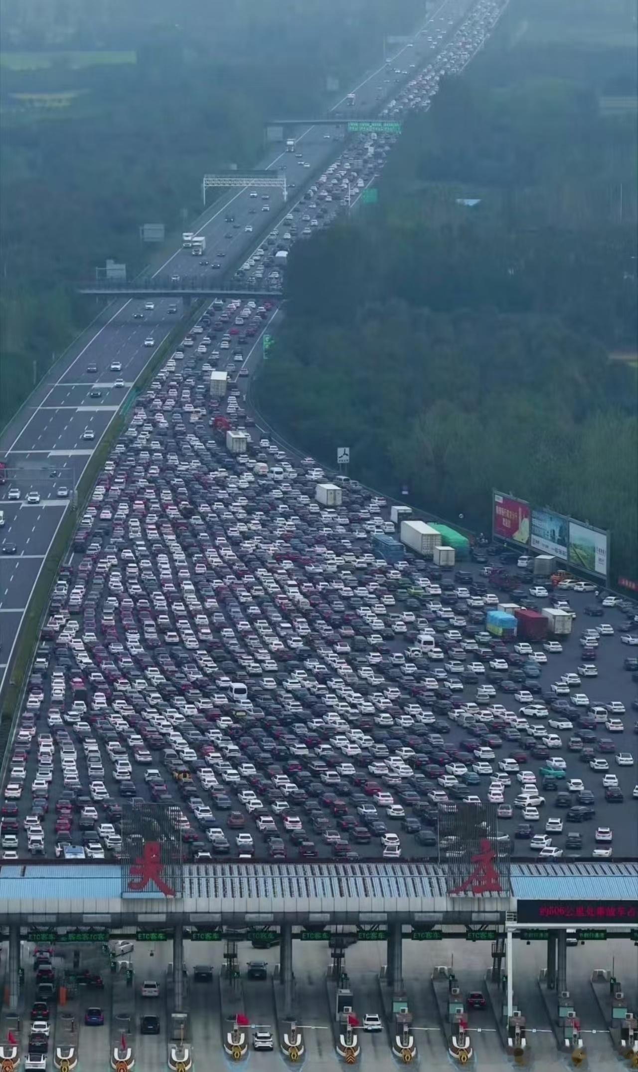高速堵成啥样了所以早点跑是对的  ​​​