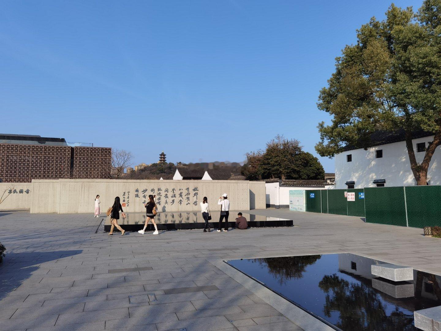 书圣故里是绍兴小姐姐最多的聚集地，因为这里是最出名的汉服打卡地——从汉唐到民国都