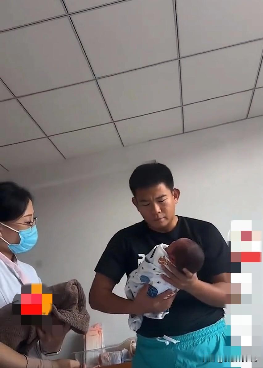凌晨三点的产房外，走廊灯光泛着冷白，李明攥着被汗浸湿的衣角，手心黏得能粘住墙上的