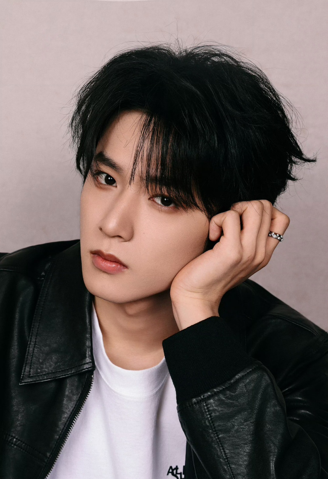 刘耀文全新造型大片，佩戴Le Damier de Louis Vuitton 珠