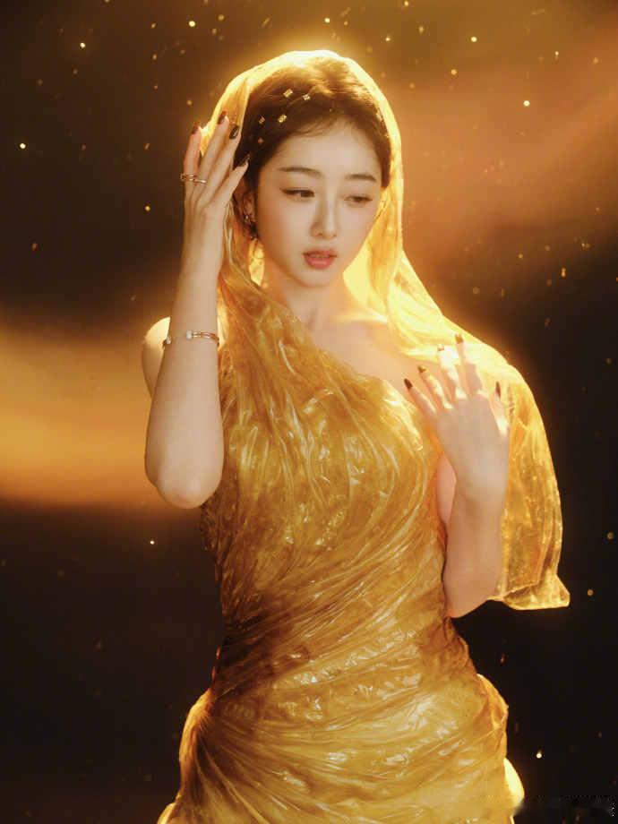 蒋梦婕今天的造型真是太美了，金色礼服上散发出的光泽感与她优雅的气质相得益彰，每一
