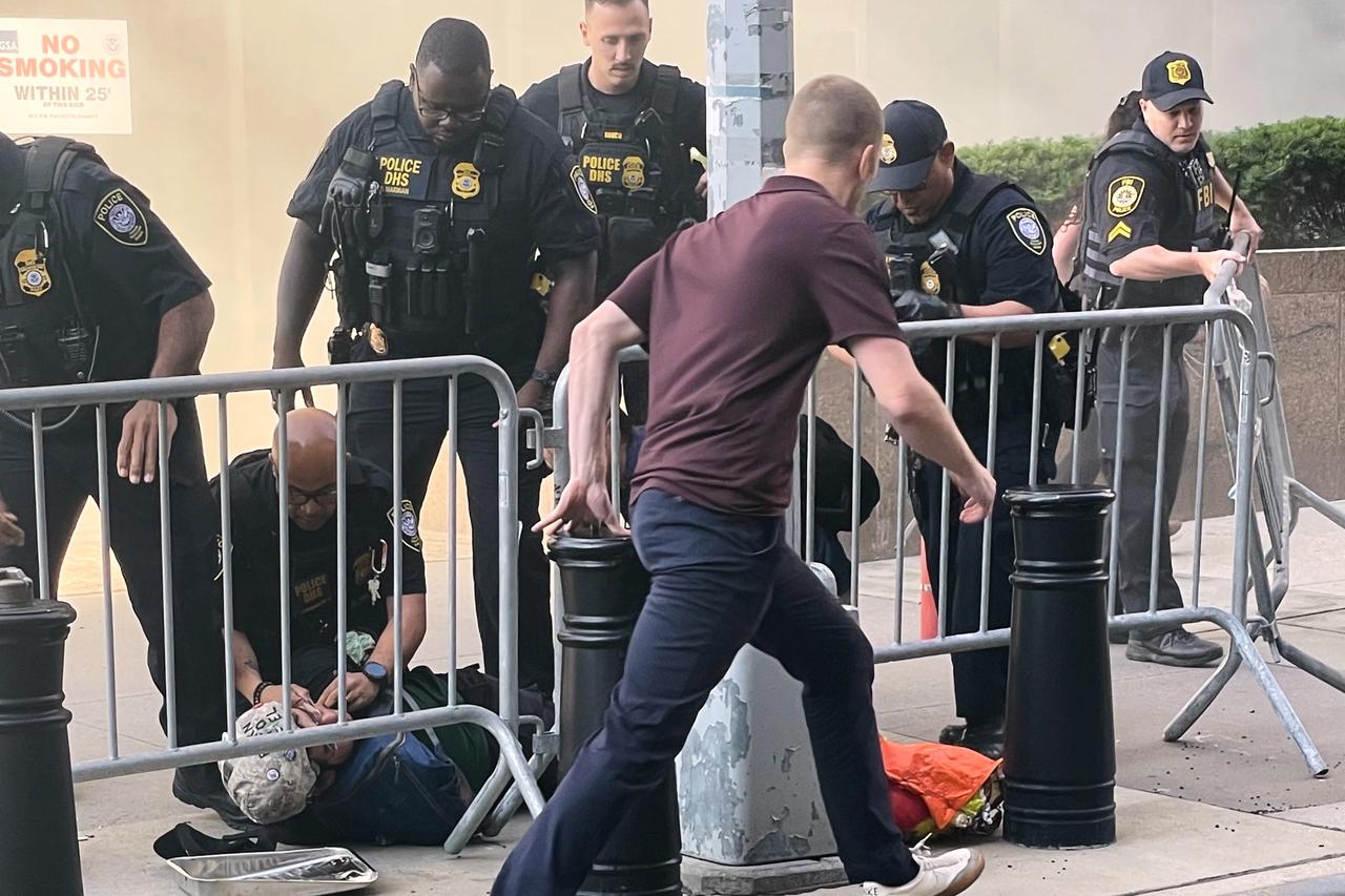 美国故事和美国事故。法治之梦与混乱架构。一名43岁的前美国陆军士兵周二被控纵火罪