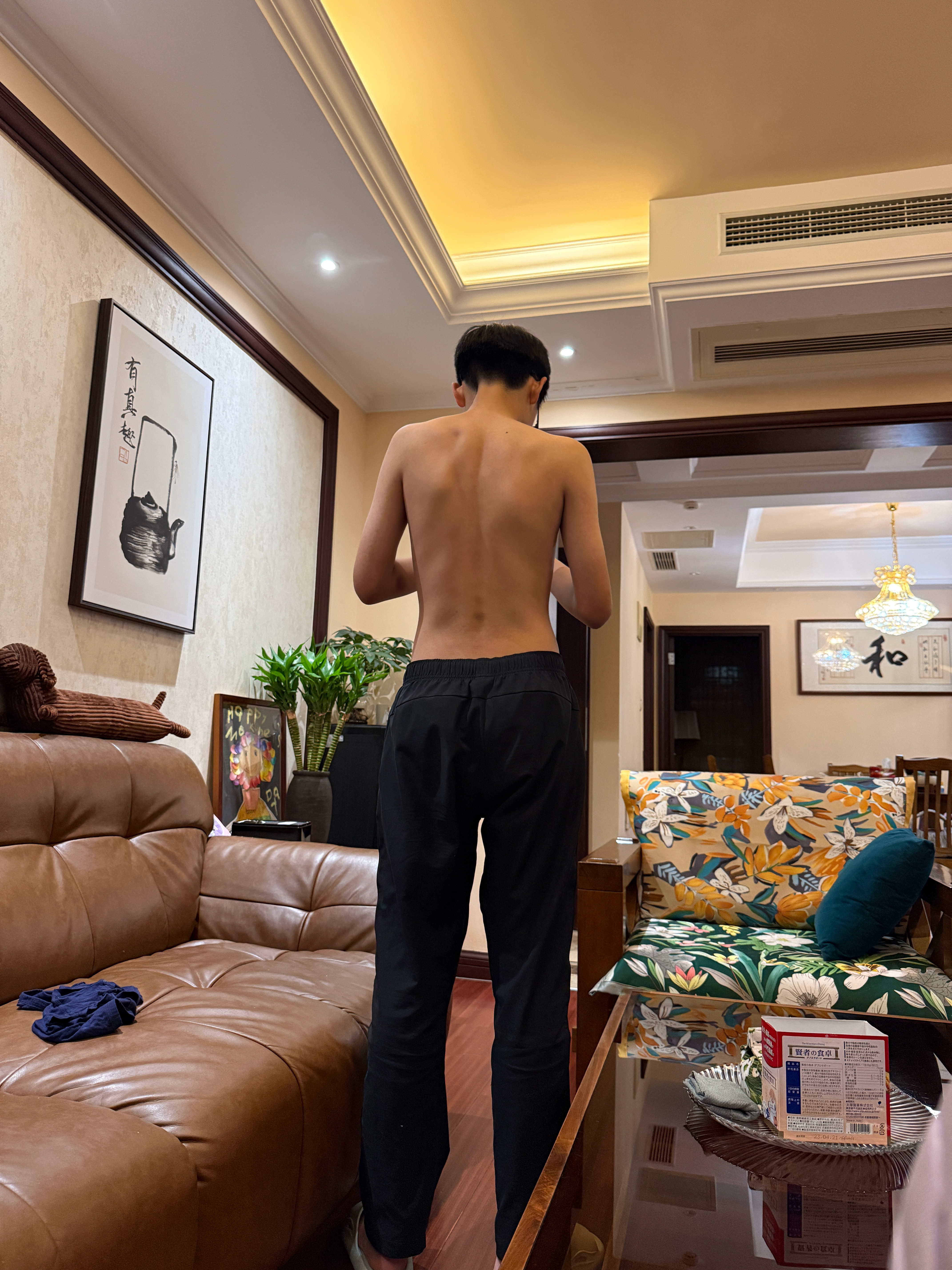 可怜的老孩子瘦的皮包骨头的，不过精神状态很好，明天还要出去跟同学玩儿，现在跟老酱