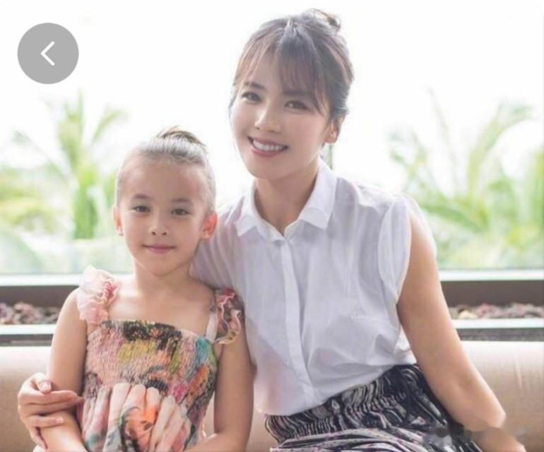 这些星二代颜值超过妈妈的真的不多，但刘涛女儿王紫嫣绝对是个例外。十五岁的王紫嫣完