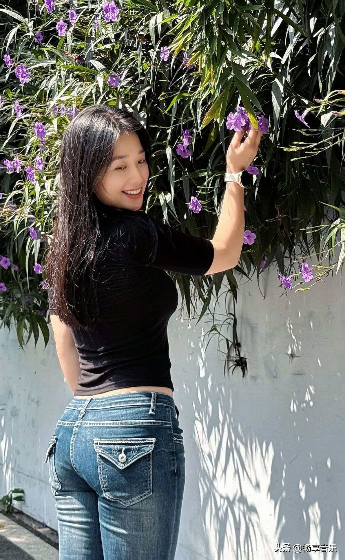 阳光下的微笑，紫色花海中的你。
分享那些令人心动的美丽瞬间 手机随手拍 记录美好