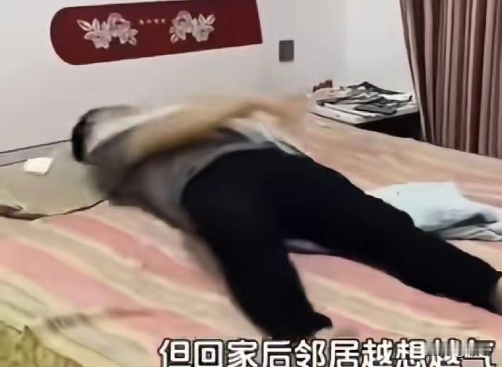 这才是生《屎》之交，山东的这位男子，跟邻居闹了矛盾，本来想动手揍人。
抬手的瞬间