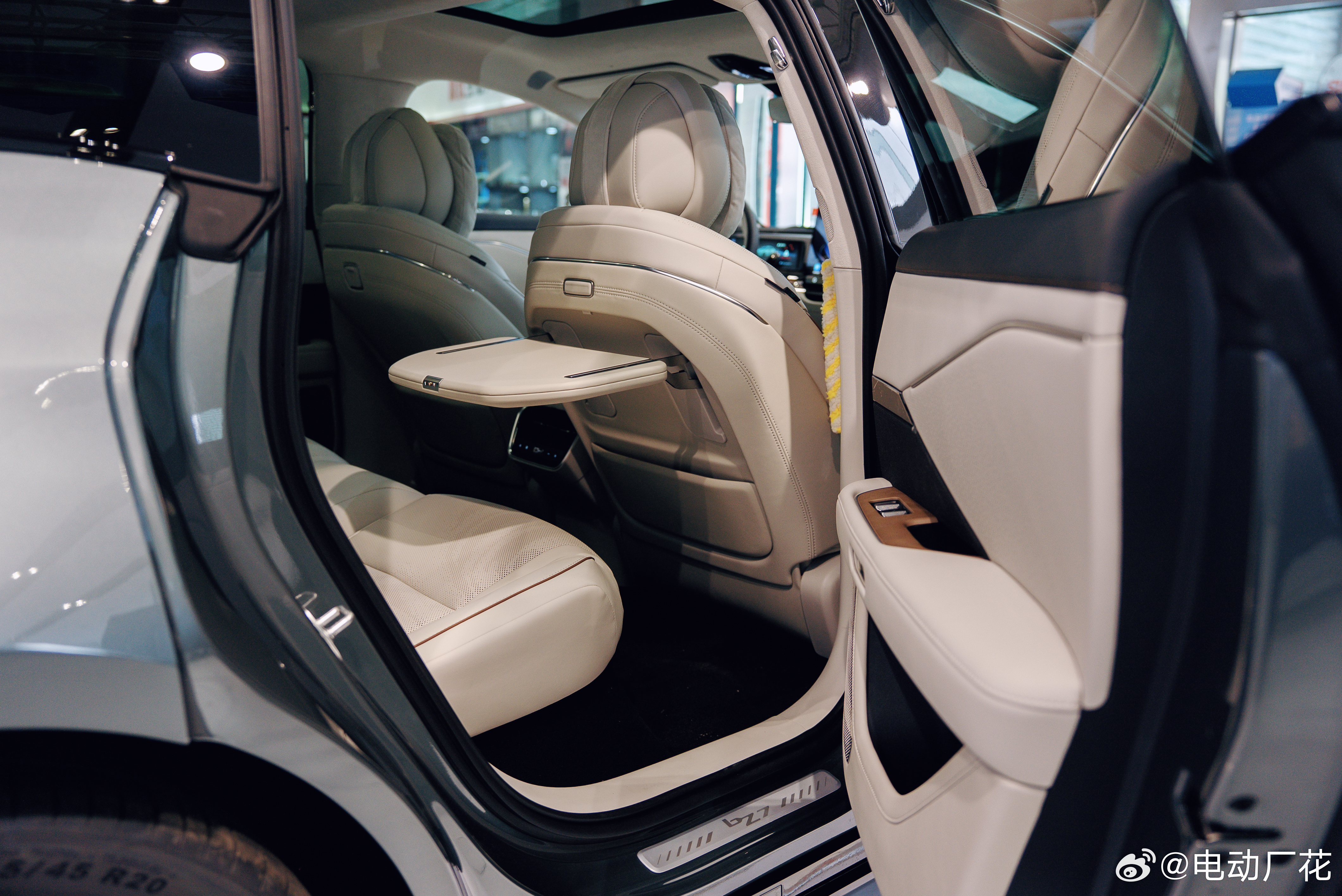 前两天广汽丰田铂智7正式开启预售作为品牌智电转型的重磅旗舰车型已经可以在门店看到