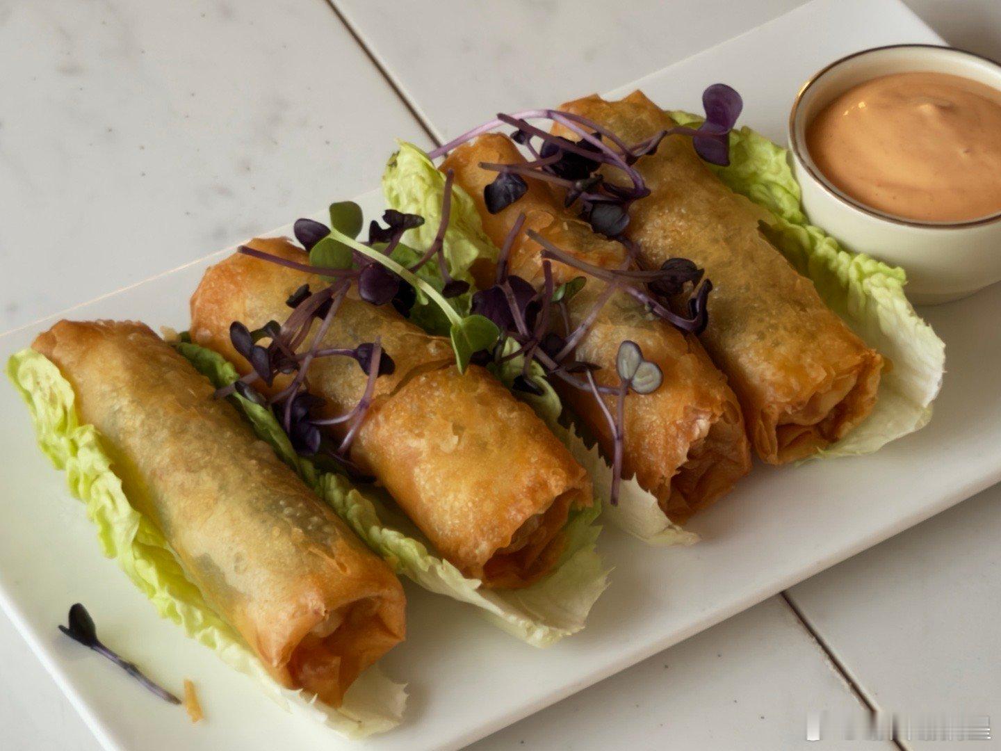 尼日利亚第一餐，Z kitchen。这家是拉各斯的好餐厅，前菜点了龙虾面包、韩牛