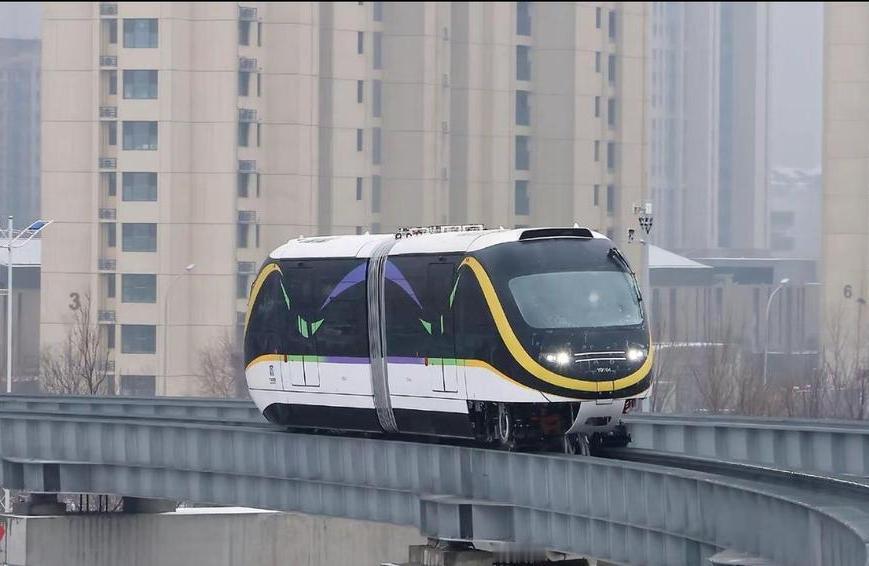 济南云巴的车下护板不知所踪，有人担心安全问题，原来是吸取了上次教训。


上次下