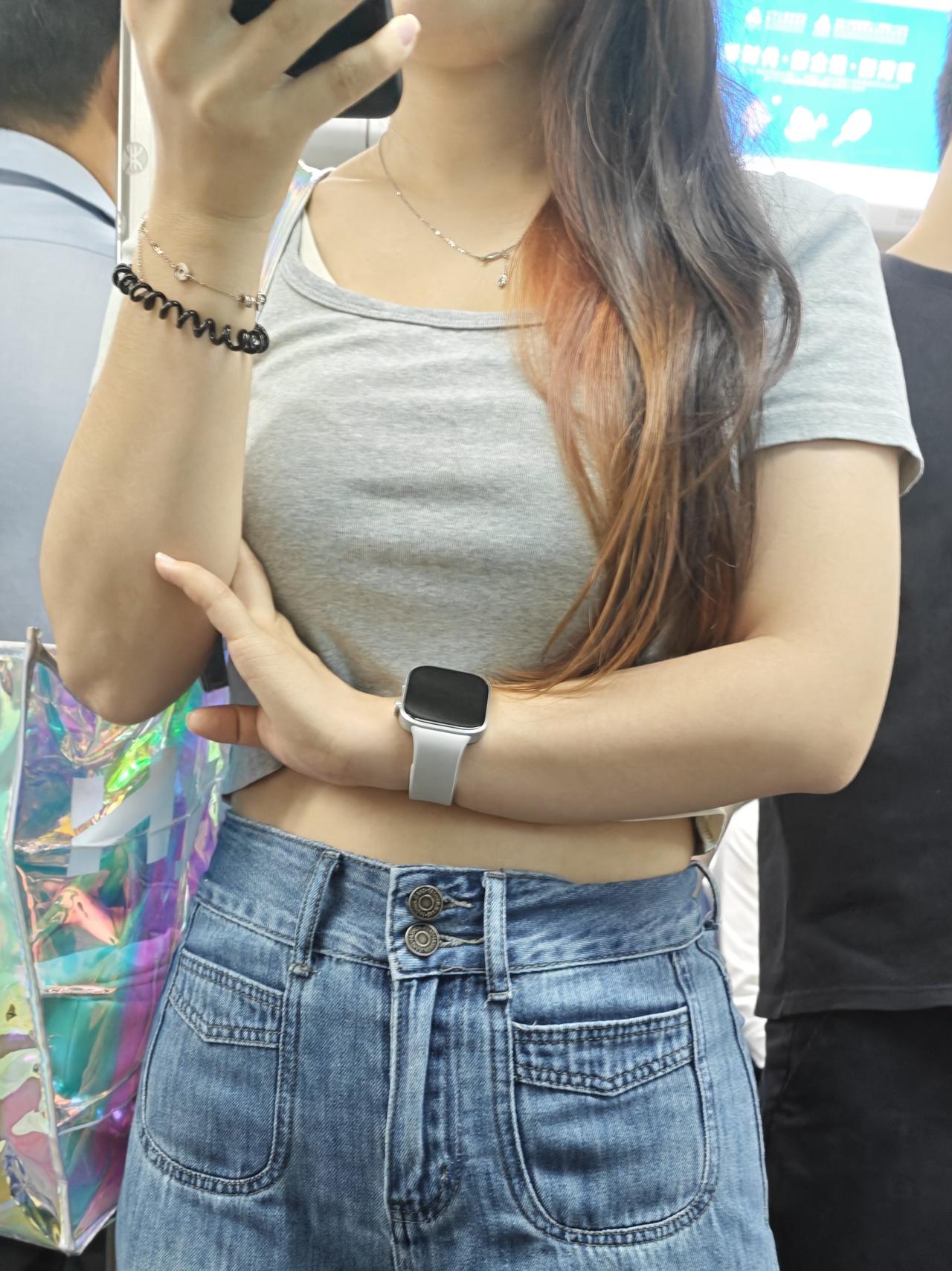 看别人戴红米手表6挺好看的，昨天去米家看了，没有5代的那个默认表盘了(如图2)