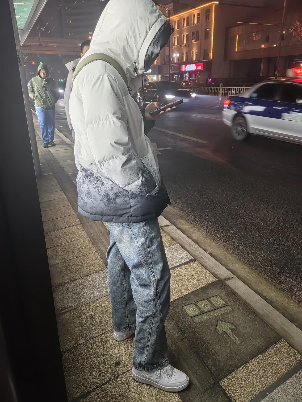 到底是男是女？现代人的穿衣很难让人分出来雄雌！

昨天在等公交车的时候，看见前面