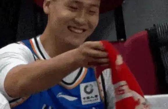CBA季后赛半决赛G3，客场81-66力克北京，大比分2-1拿到赛点。出战13分