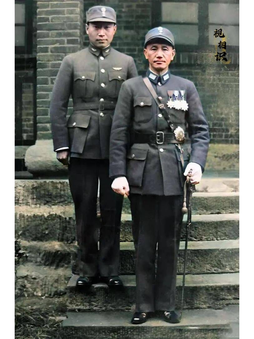1945年，蒋校长与外甥竺培风的合影，竺培风蒋校长胞妹蒋瑞莲的儿子，镜头中出于对...