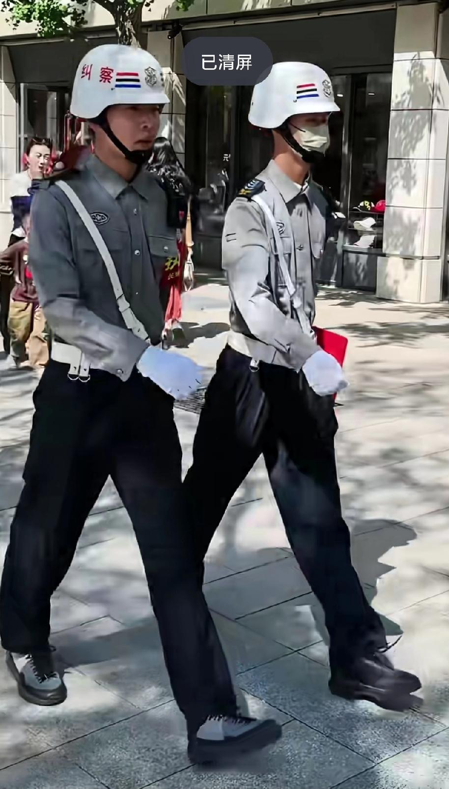 穿着保安服，戴着纠察白钢盔，这是什么骚操作？如果不看肩膀上的肩章还以为是新式的制