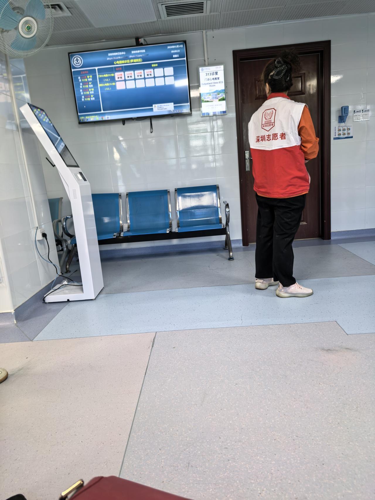 上午去康宁医院，我年近七十的人，真感受到了温暖。在门诊楼大庭，三楼检查室自动取号