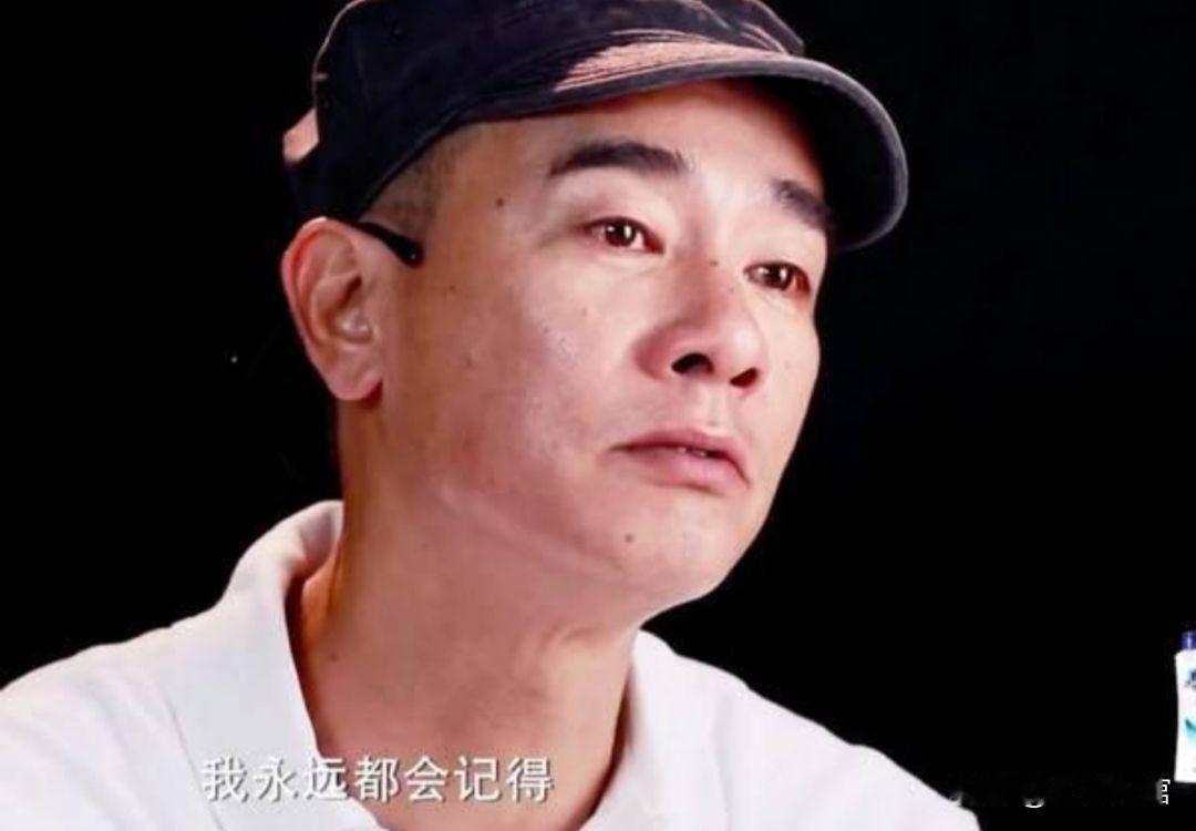 2018年，陈小春说:“小时候家里穷，吃不上饭，就把弟弟卖了3000块钱，"卖完