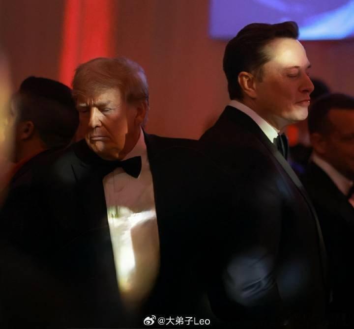 马斯克转发特朗普爱泼斯坦聚会视频老马和老特在白宫时还统一战线[允悲]怎么出门就背