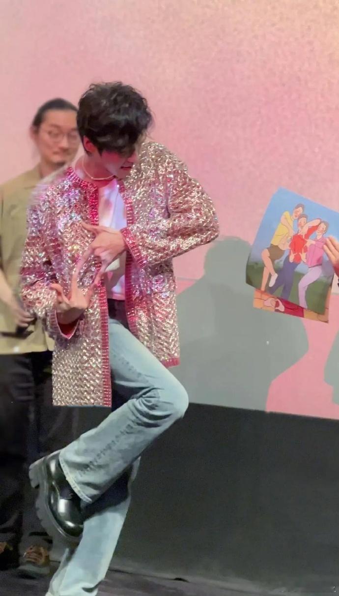 张若昀现在走什么路线？内娱这么癫了嘛？​​​