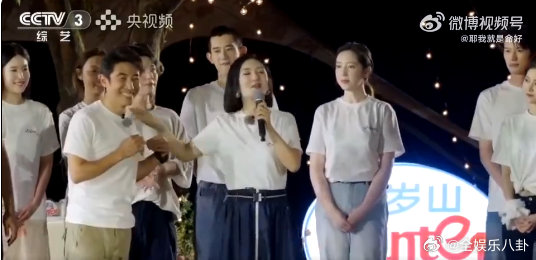 唱歌的是谢娜累的是撒贝宁谢娜唱歌活力满满超有感染力，撒贝宁在旁配合超默契，两人互