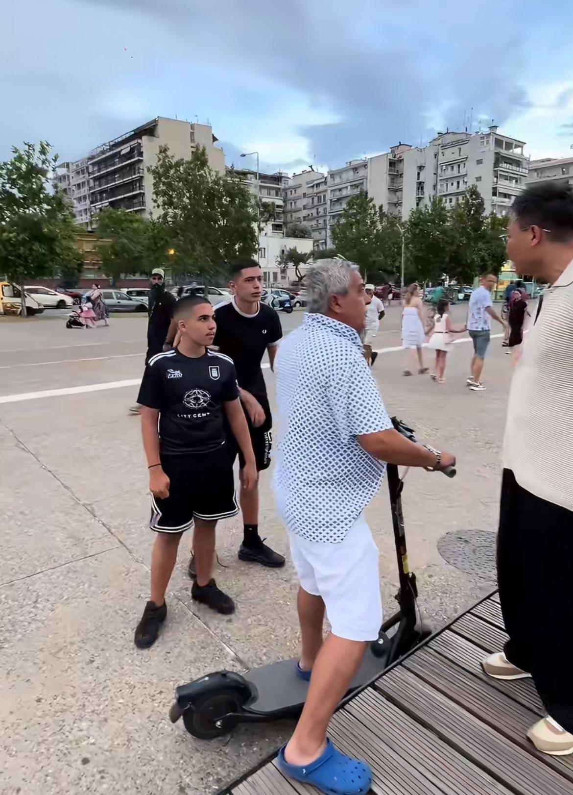 希腊，两个中国游客被当地少年种族歧视，路过的老人在了解了情况之后，教育了这两个少