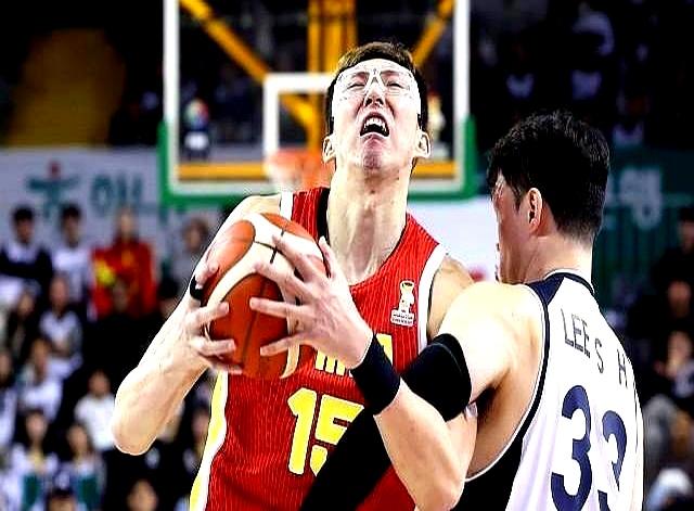 每次中国男篮国家队比赛，就心疼老叔，总被人坑得不要不要的。
 

你看胡明轩在场