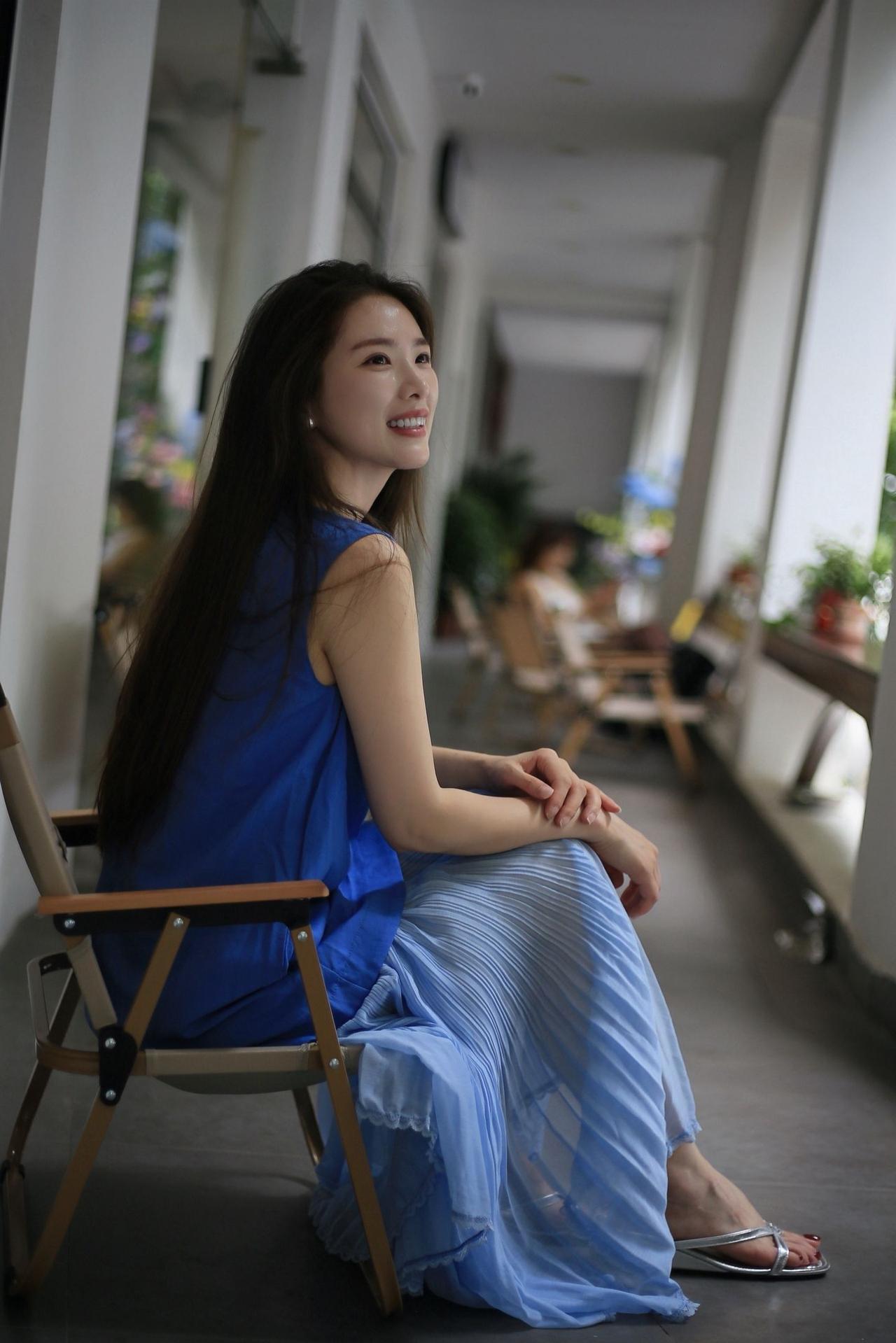 什么样的女人才是真正的魅力女人?克莱因蓝与浅蓝的温柔碰撞，是夏天独有的松弛感🌿