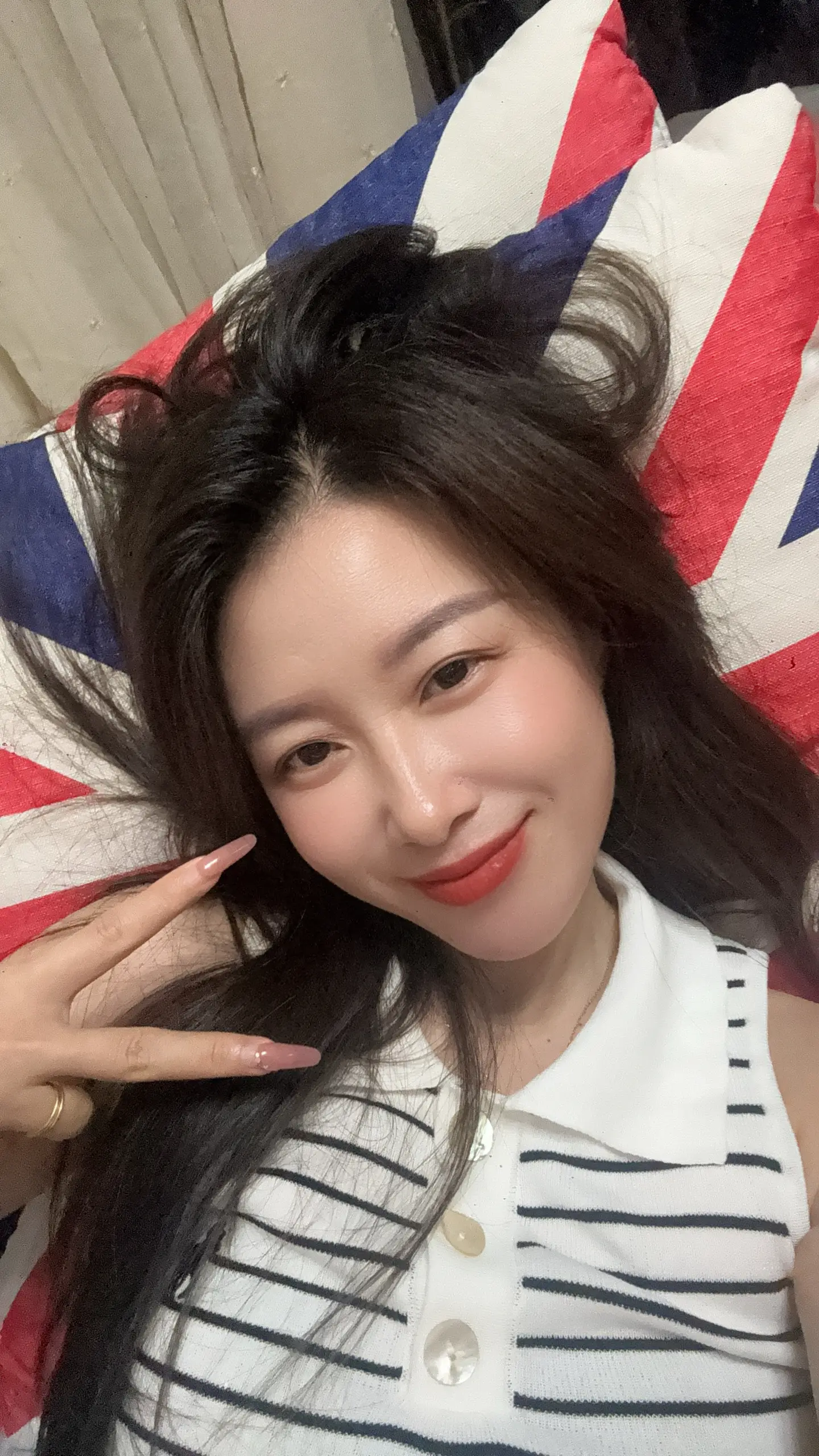 再听一遍女儿情 敬我们的初相识          我爱人间初相见 也敬深情不久远