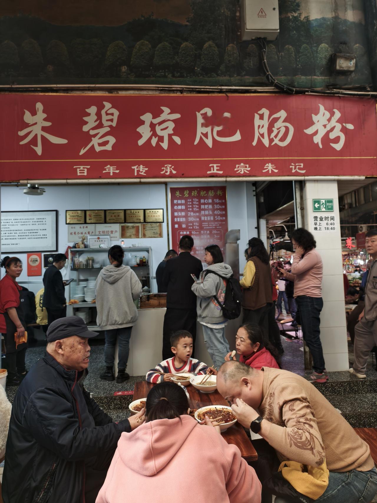 看到“一山一水一风景”这个上联，瞬间就来了兴致。我觉得下联“一饮一啄一人生”特别