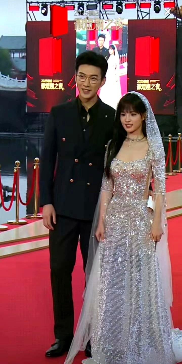 杨咩咩身高162，余茵身高也是162。

看活动图，杨咩咩穿高跟鞋真能打，根本不