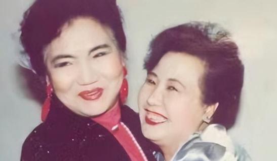 当年，在赵丽蓉的追悼会上，“唐僧”迟重瑞的老婆陈丽华手里提着一个袋子，不停掏钱给