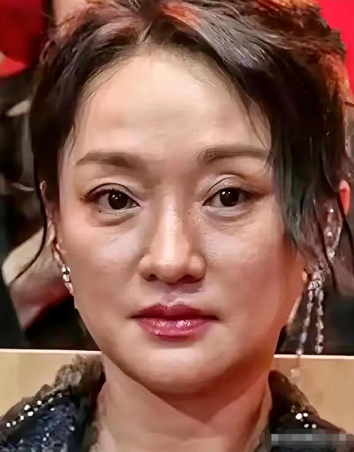 这是周迅一张没有修图的图片，虽然画了精致的妆容。但肉眼可见，依然的沧桑，比修图后