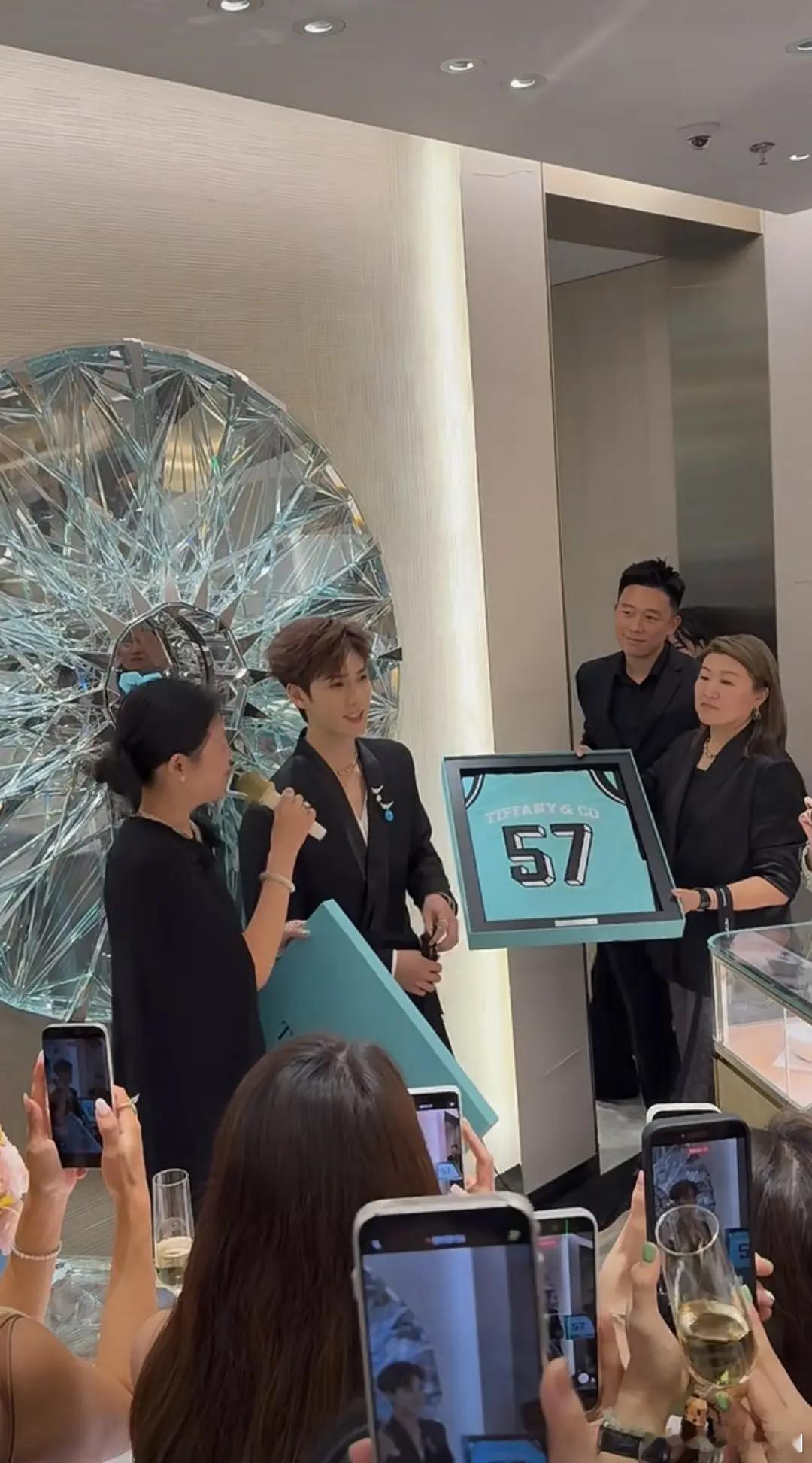 Tiffany中国大陆区总裁到活动现场给李昀锐庆生，还送了生日礼物，好宠！销冠就